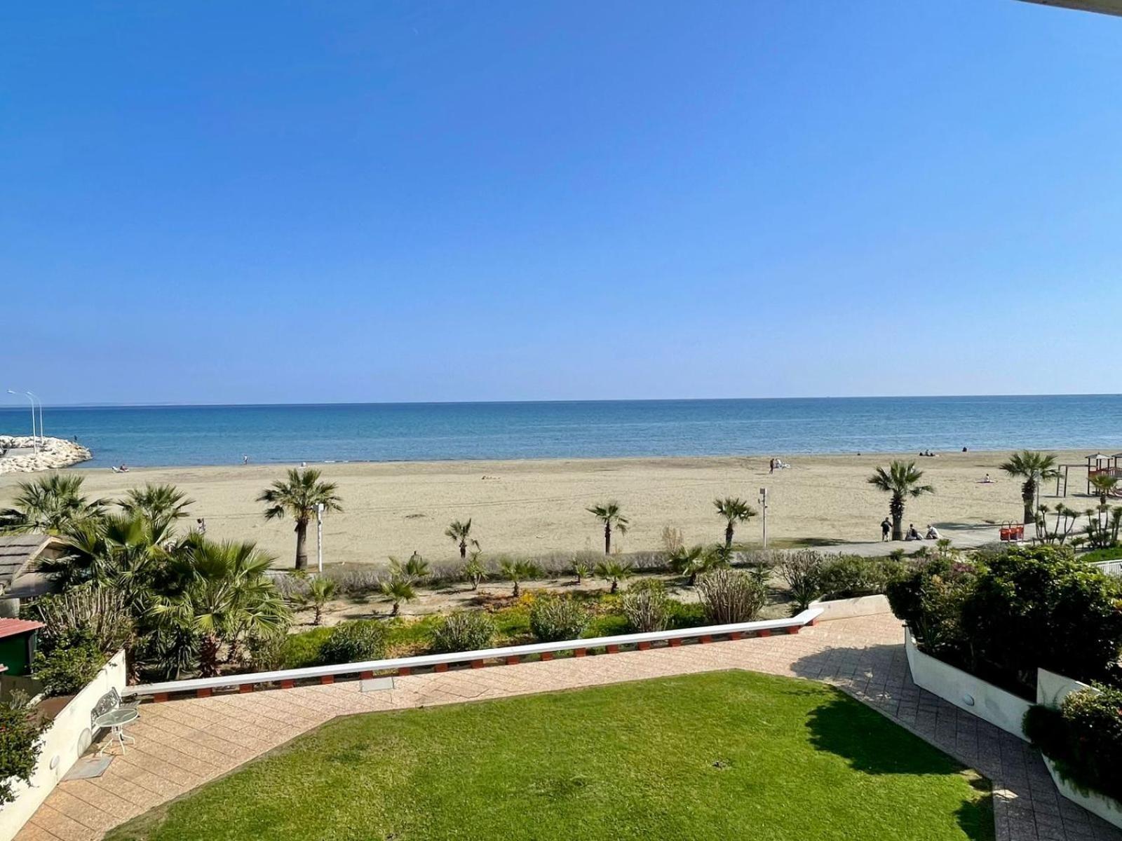 Sea View Suite In Makenzy Ларнака Экстерьер фото