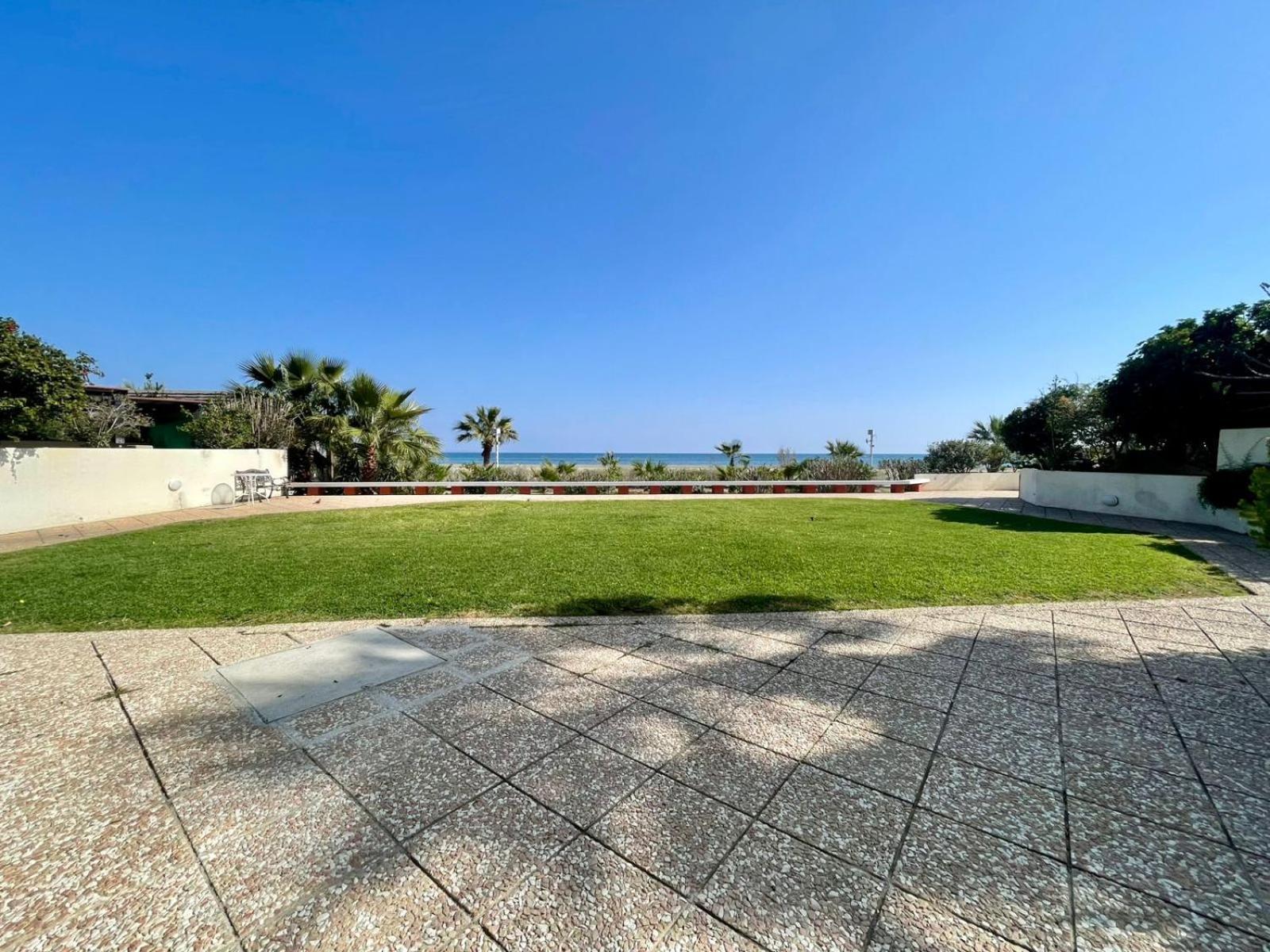 Sea View Suite In Makenzy Ларнака Экстерьер фото